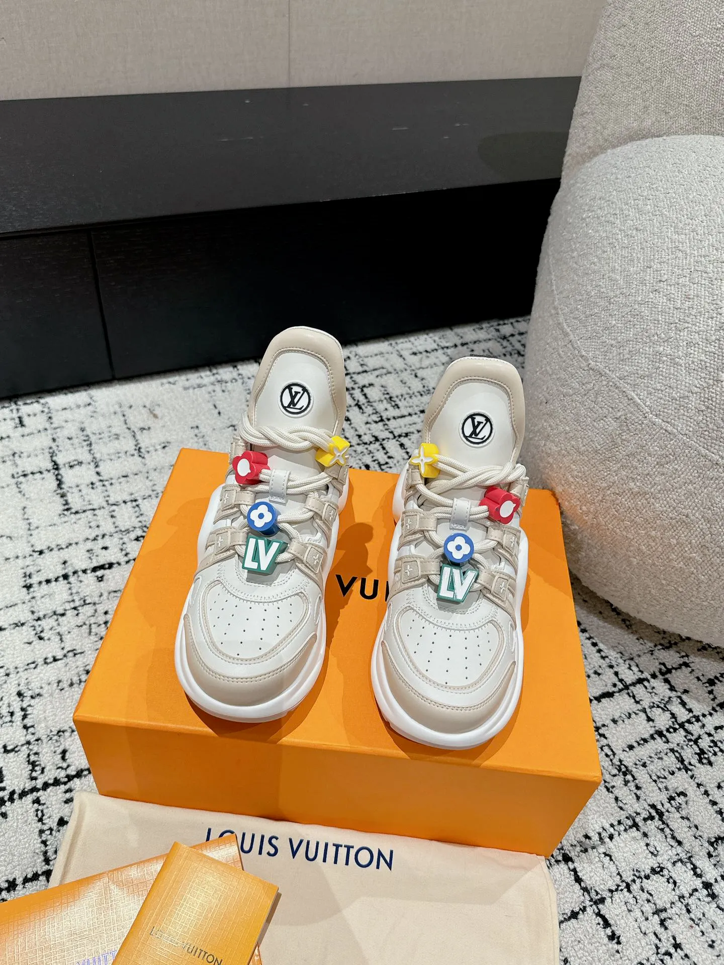👟👟Ex-factory price 720👟👟 Top version Louis Vuiton·Louis Vuitton 24/ New Chinese Valentine's Day limited edition LV Archlight series arch sole dad shoes casual thick-soled lace-up sneakers Top version 🔝Buy the original version, develop and make goods👍🏻 This LV dad shoe features an eye-catching wavy sole and large tongue. It is equipped with a sporty super-elastic running shoe style rubber outsole, which is very eye-catching. It is also combined with a soft and elastic upper made of a variety of high-tech fabrics, making the upper foot comfortable and soft! ...